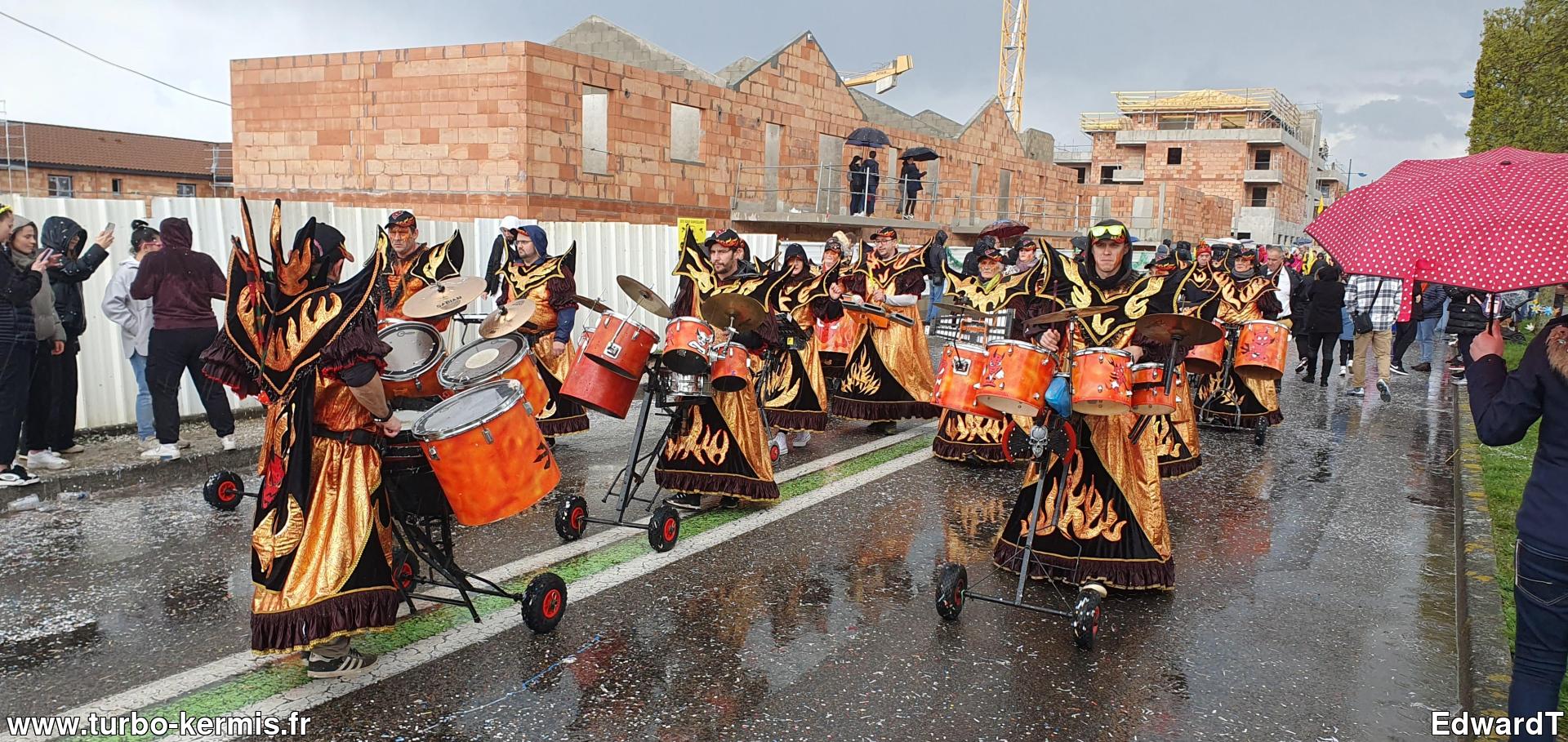 Des musiciens costumés