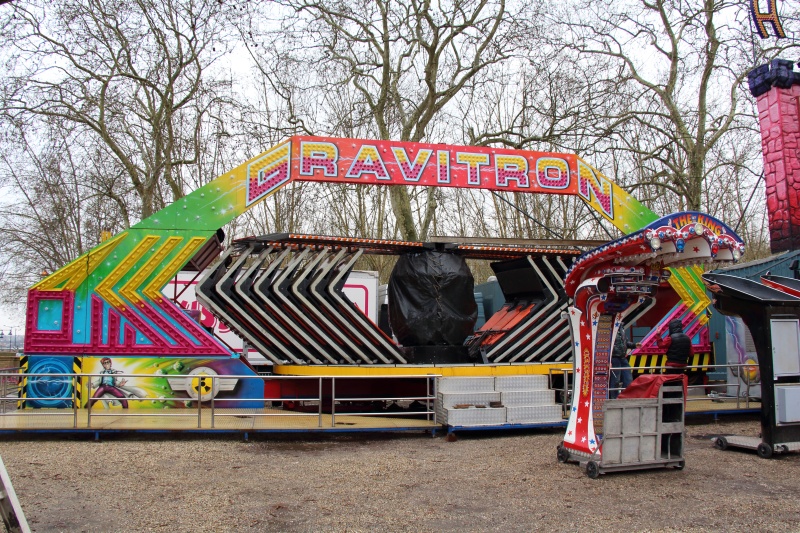 https://www.turbo-kermis.fr/uploads/galleryPhotos/2013/Bordeaux%20(33)%20-%20Foire%20aux%20Plaisirs%20mars/montage/Gravitron_001.jpg